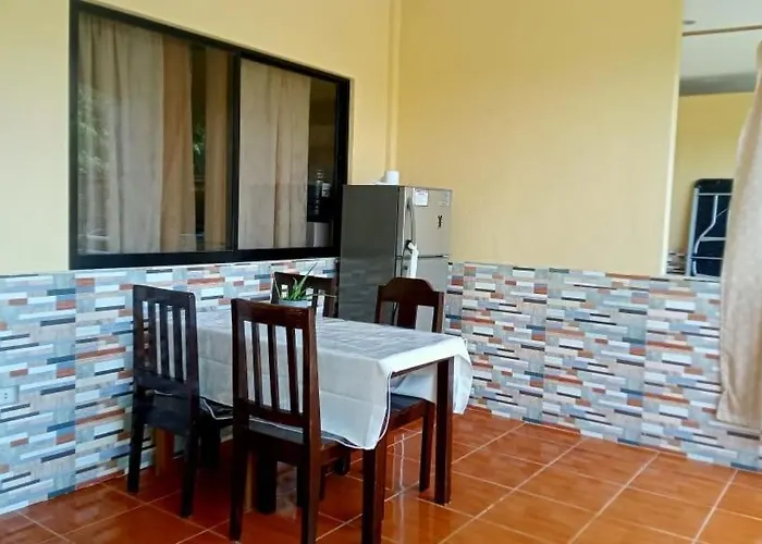 Tropical Garden Apartment *